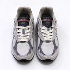 New Balance 990v3 inherits the classic 990 series USA design, iconic castlerock grey colorway. Made of premium pig suede + breathable mesh upper, retro dad shoe silhouette, versatile for daily streetwear.