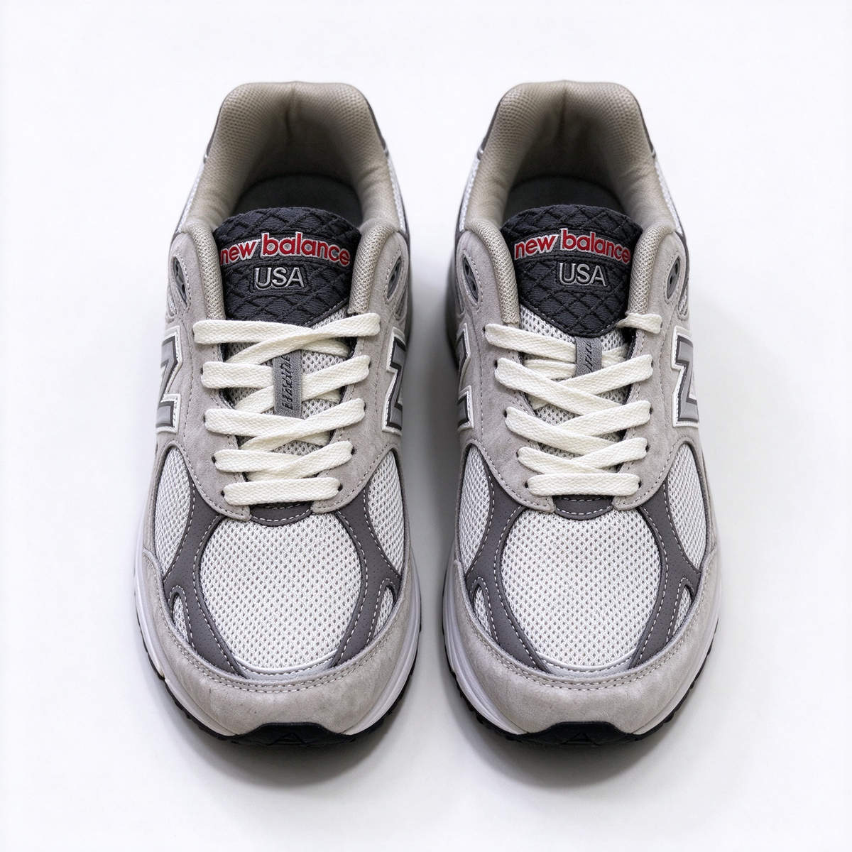 New Balance 990v3 inherits the classic 990 series USA design, iconic castlerock grey colorway. Made of premium pig suede + breathable mesh upper, retro dad shoe silhouette, versatile for daily streetwear.