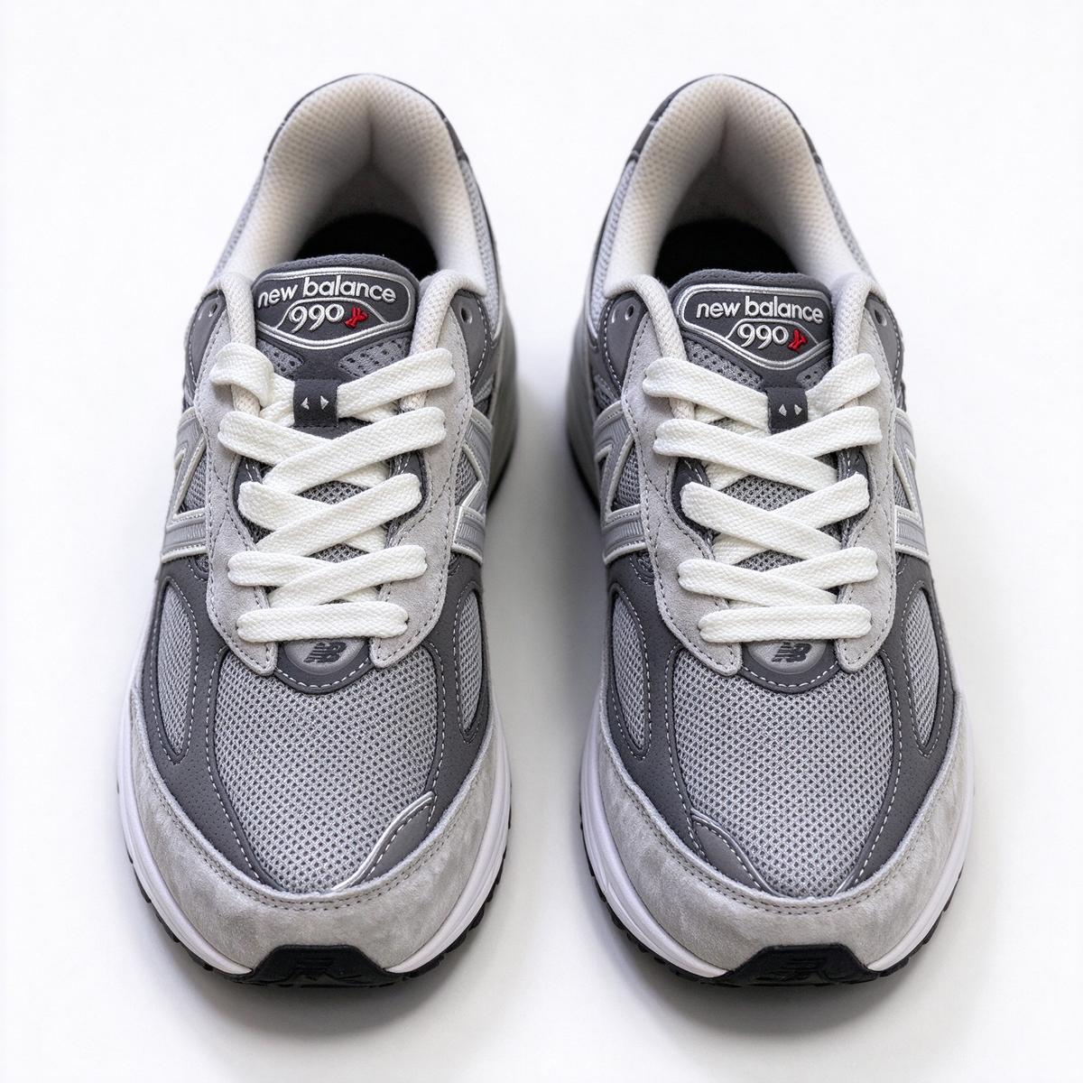 The New Balance 990v6 continues the legendary 990 series heritage, crafted with premium suede and breathable mesh upper. Classic castlerock grey colorway, timeless retro silhouette, perfect for daily outfit matching.